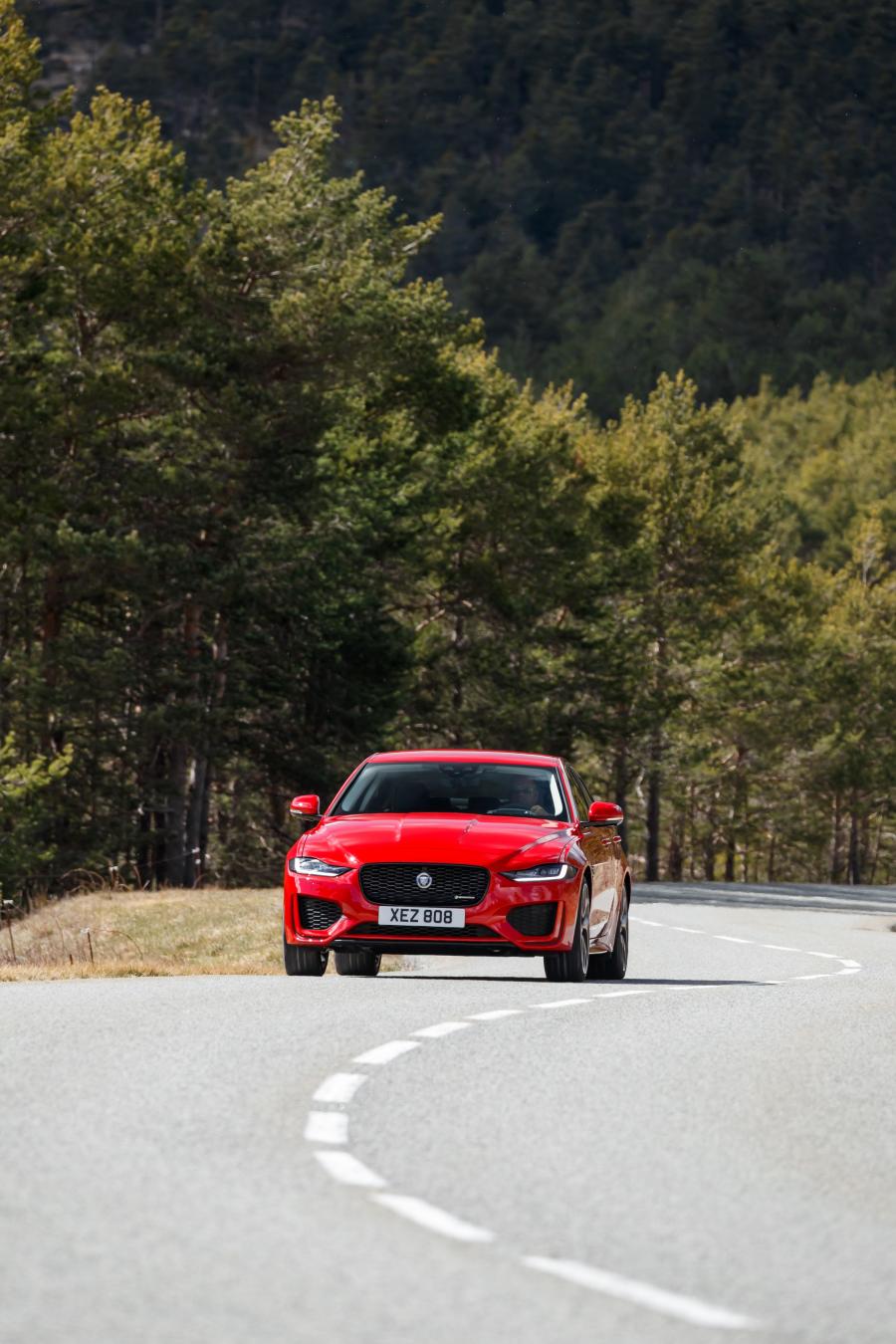  Jaguar XE P300 R-Dynamic 2019 года  (WW) (фото 42 из 51)